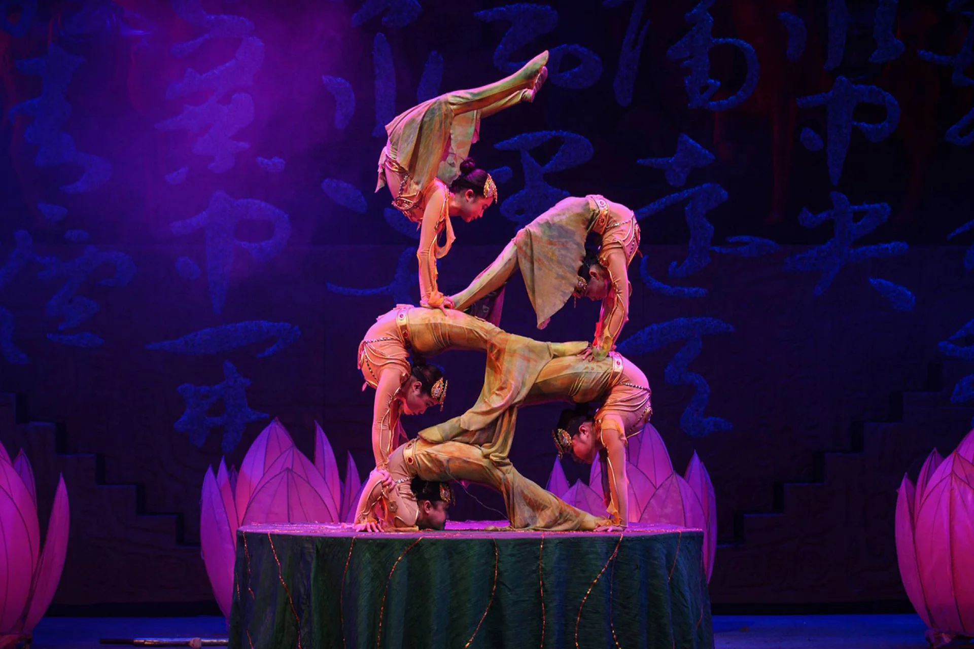 北京红剧场杂技演出精彩剧照