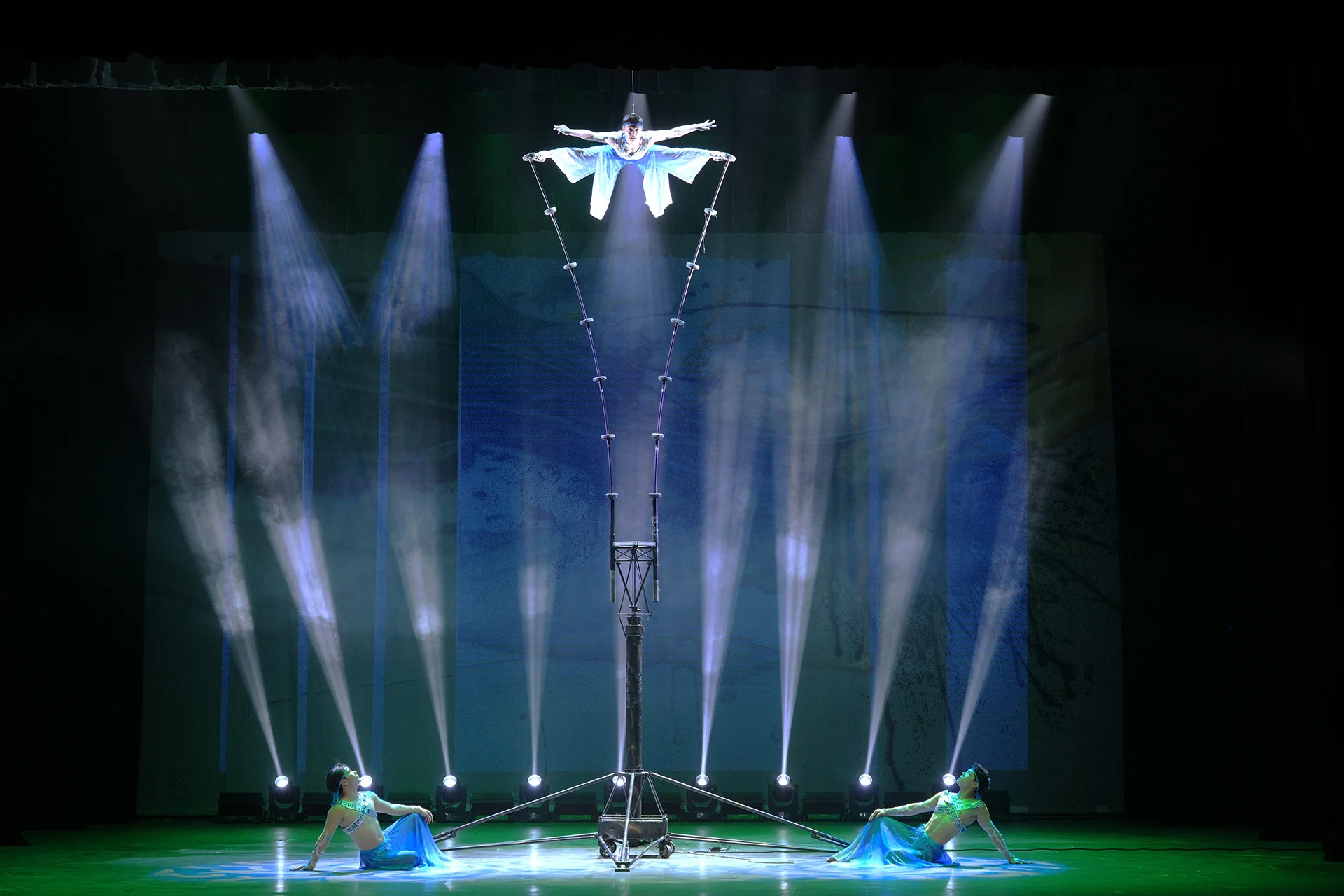 北京红剧场杂技演出精彩剧照