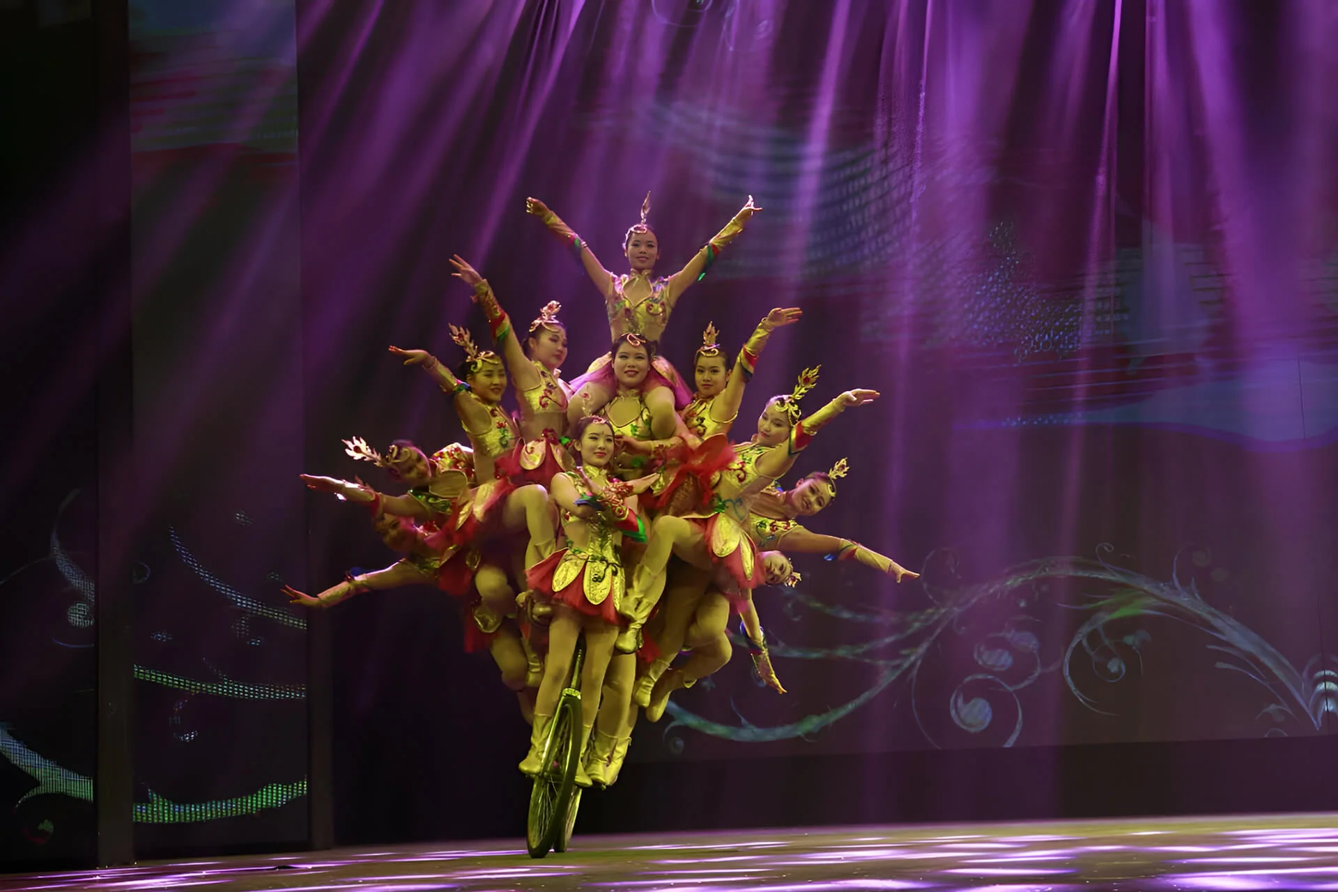 北京红剧场杂技演出精彩剧照