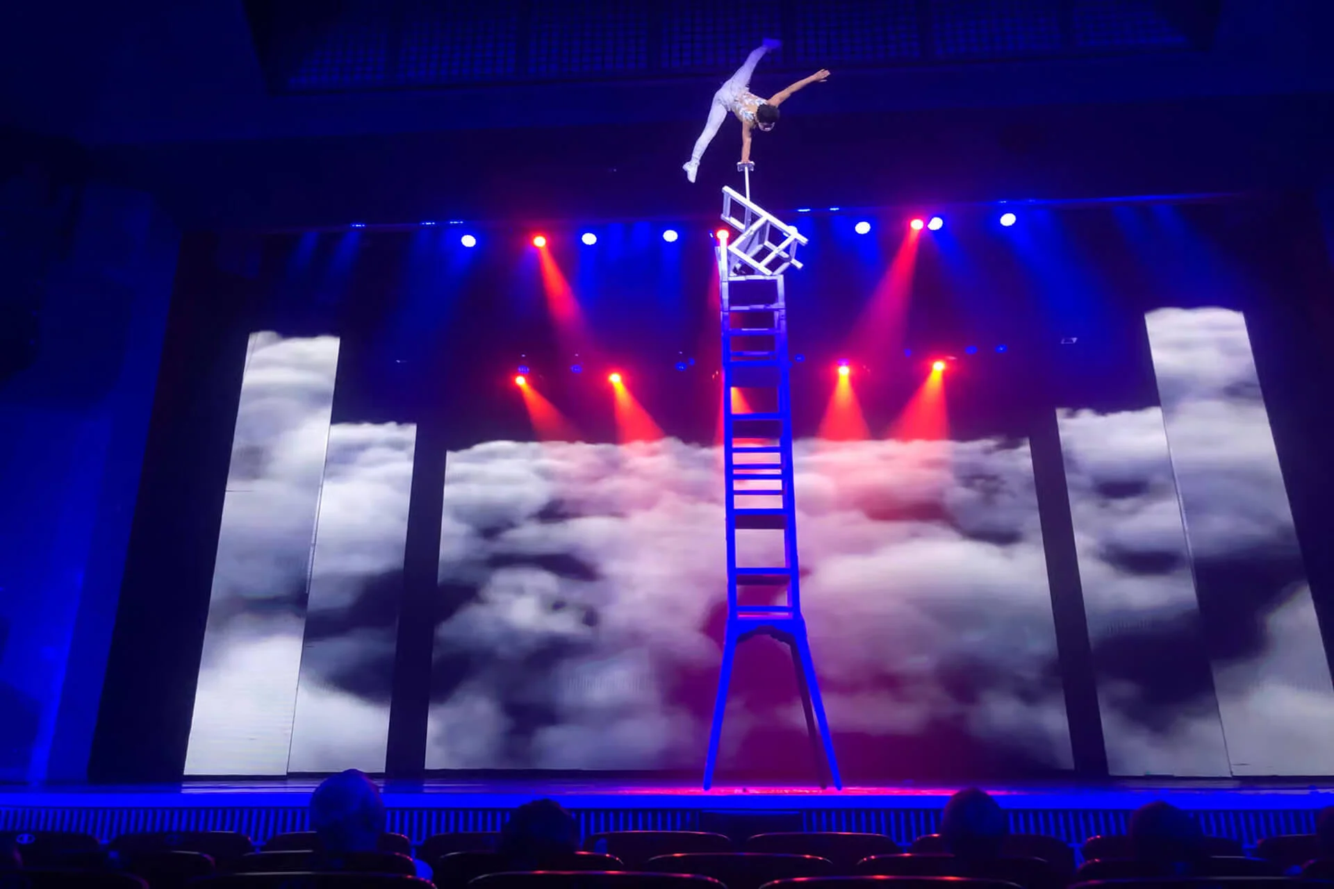 北京红剧场杂技演出精彩剧照