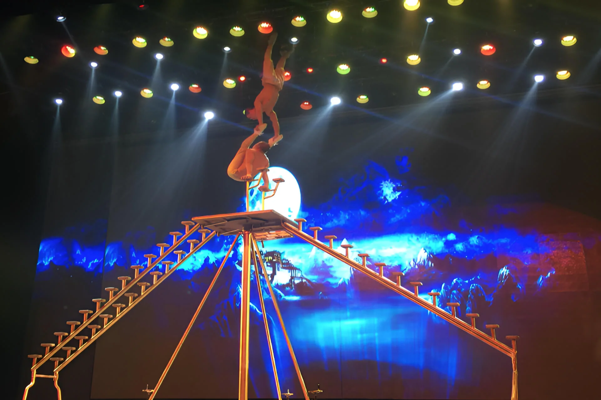 北京红剧场杂技演出精彩剧照